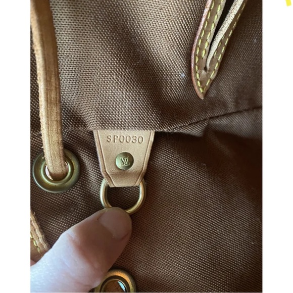 Wonderful LV Backpack - Picture 7 of 10